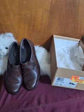 Clarks Brown Women's Leather Lace-Free Oxfords